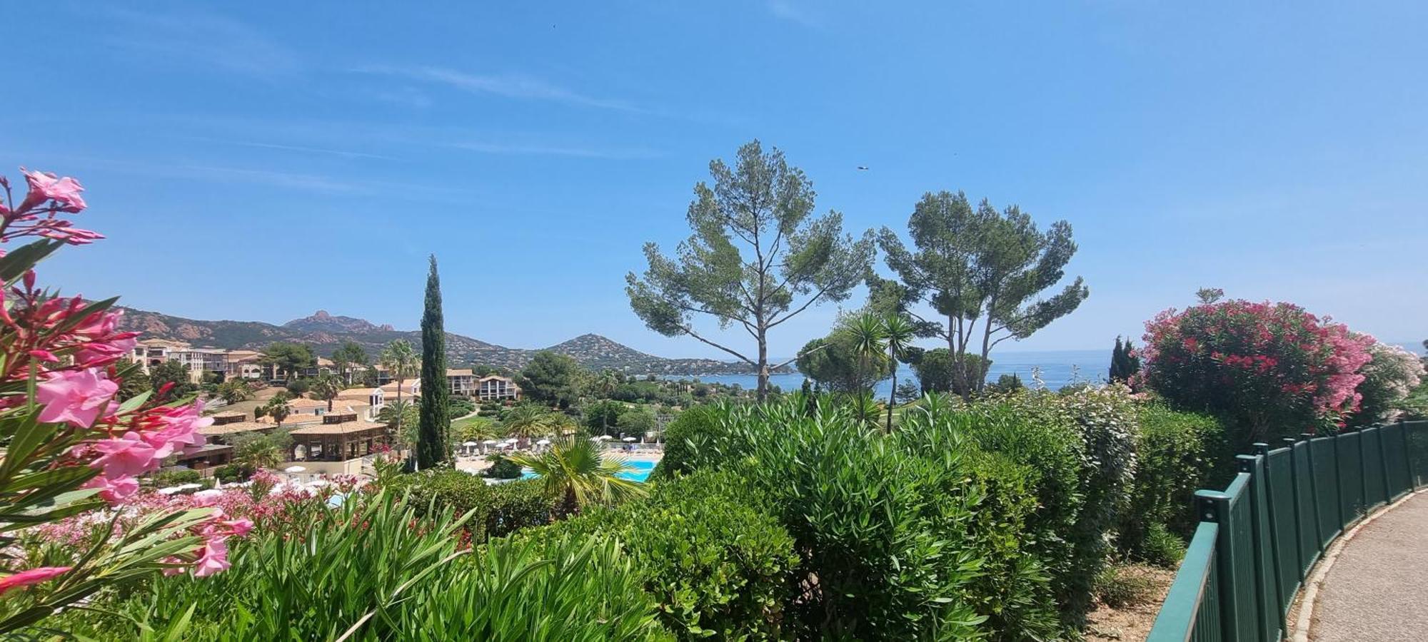 Agay Cap Esterel Village Allee Fleurs - F2 Clim Vue Golf Et Mer - Grande Terrasse Plein Sud Saint-Raphaël المظهر الخارجي الصورة